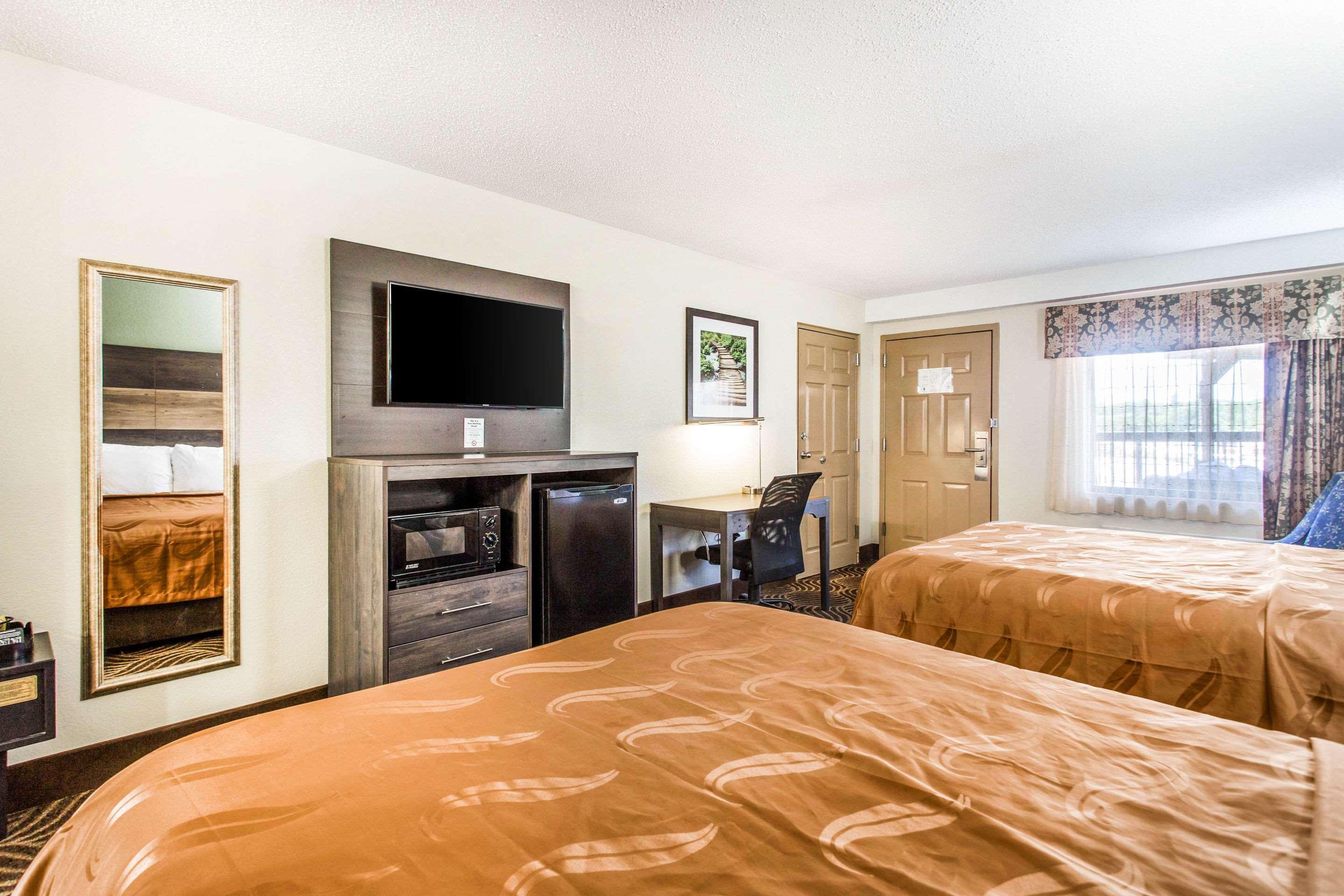 Quality Inn Блек Маунтин Екстериор снимка