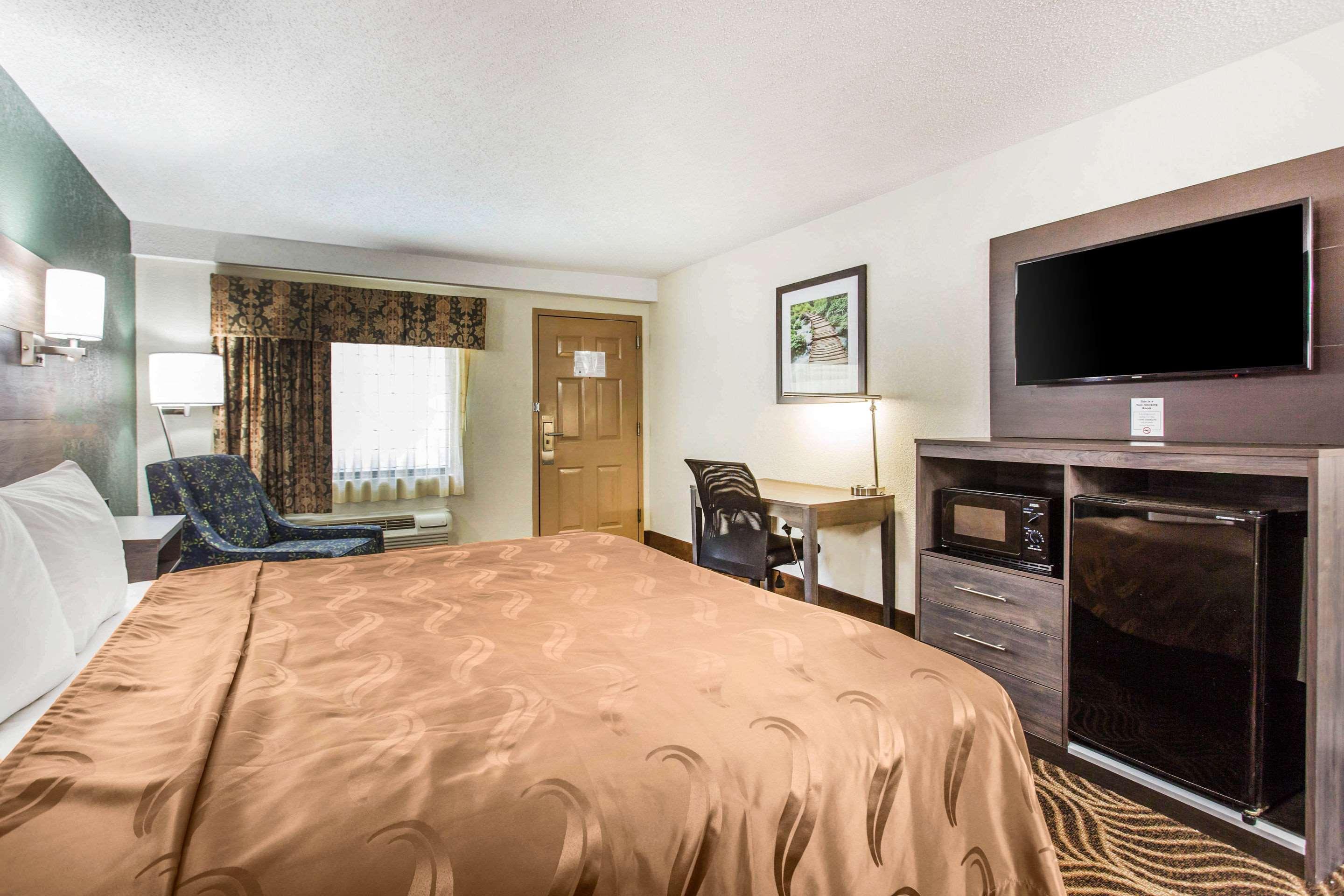 Quality Inn Блек Маунтин Екстериор снимка