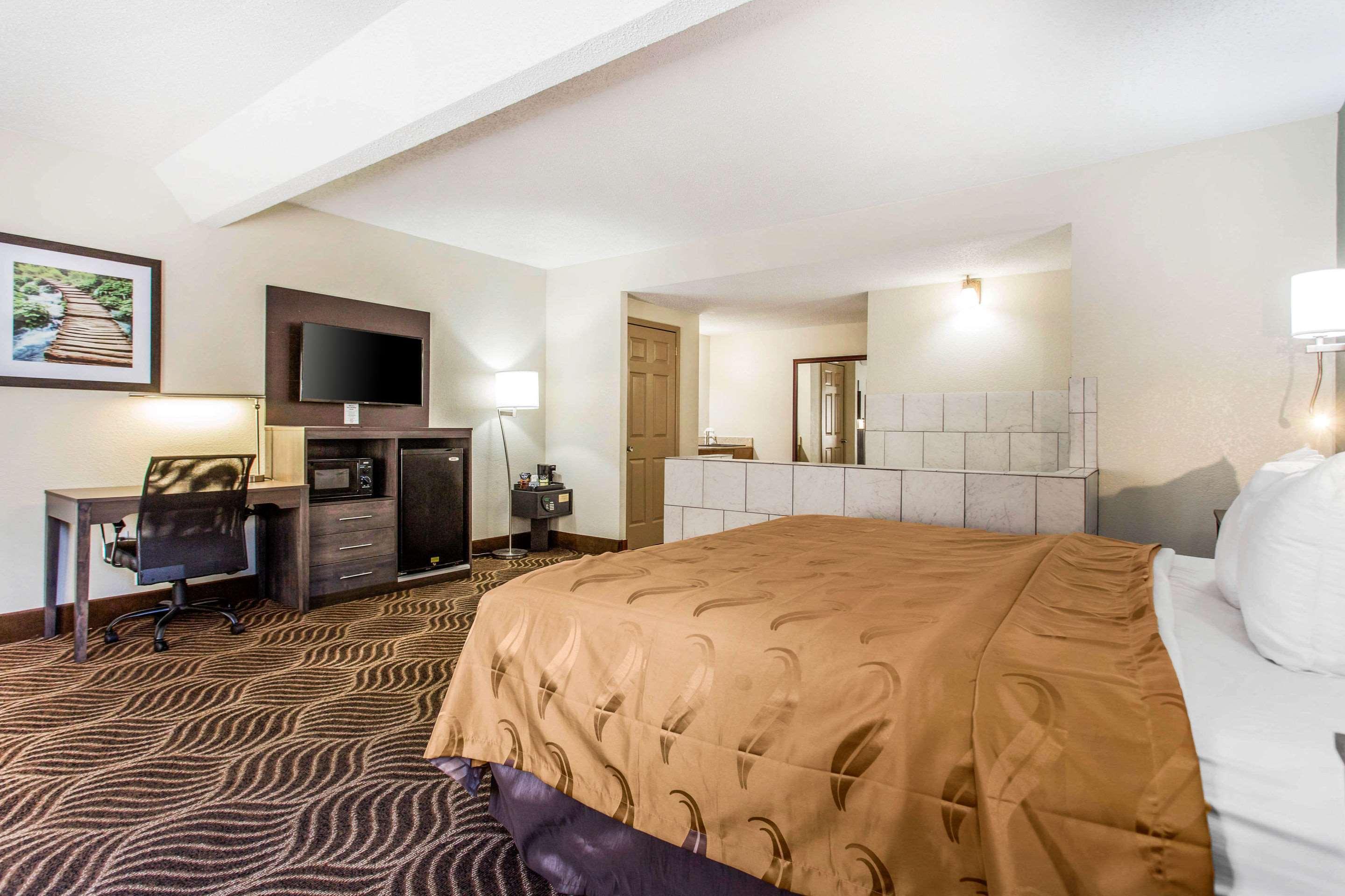 Quality Inn Блек Маунтин Екстериор снимка